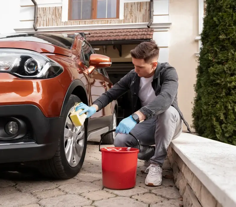 Lavage auto à domicile Lussac-les-Châteaux : professionnel intervenant sur un véhicule